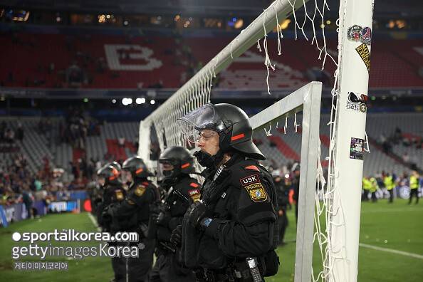 '모내기 사진 아닙니다'...'몰상식한 PSG 팬들', UCL 결전 장소 '쑥대밭 만들었다!'