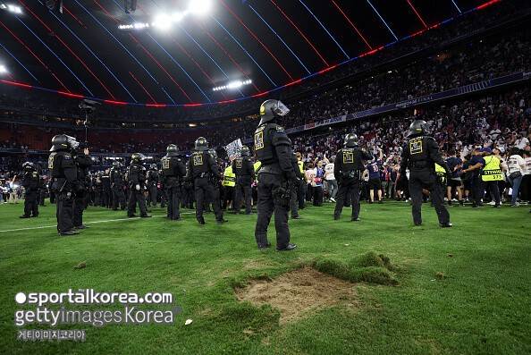 '모내기 사진 아닙니다'...'몰상식한 PSG 팬들', UCL 결전 장소 '쑥대밭 만들었다!'