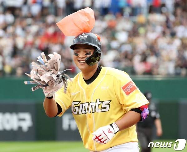 미쳤다! 4할대 타율+홈런·타점·장타율·OPS 1위 '나 홀로 천상계' 한동희 활약→'핵타선' 롯데, 2026시즌 기대감↑