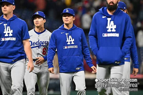 '3⅔이닝 4실점 96구' 조기 강판...시즌 '최악 피칭'에 고개 떨군 김혜성 동료 야마모토 요시노부,