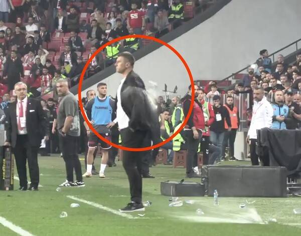 ‘이 상황이 퇴장 맞습니까?’…상대 관중 물병 맞아 항의했는데 ‘경고 2장 연발→퇴장 명령’