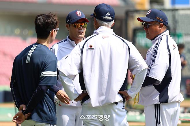 이승엽 감독 자진 사퇴한 뒤 두산 첫 경기, ‘허슬두 강조했지만···’ 무기력한 투·타에 3연패