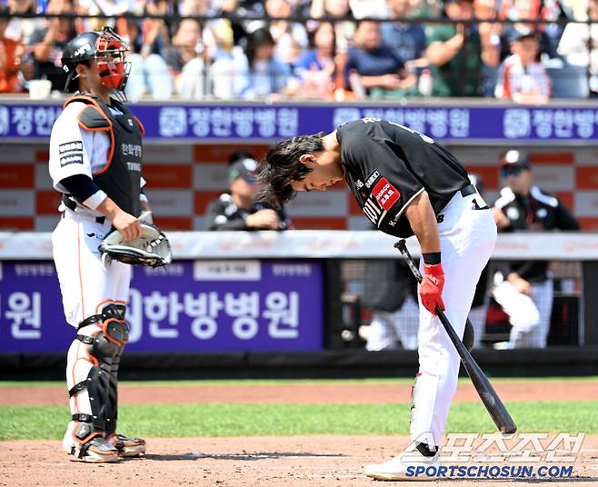 '새 유니폼 모델이었는데' KT 장진혁, 이제서야 대전 신구장 첫 방문...친정팬들 박수 속 90도 인사[대전 현장]