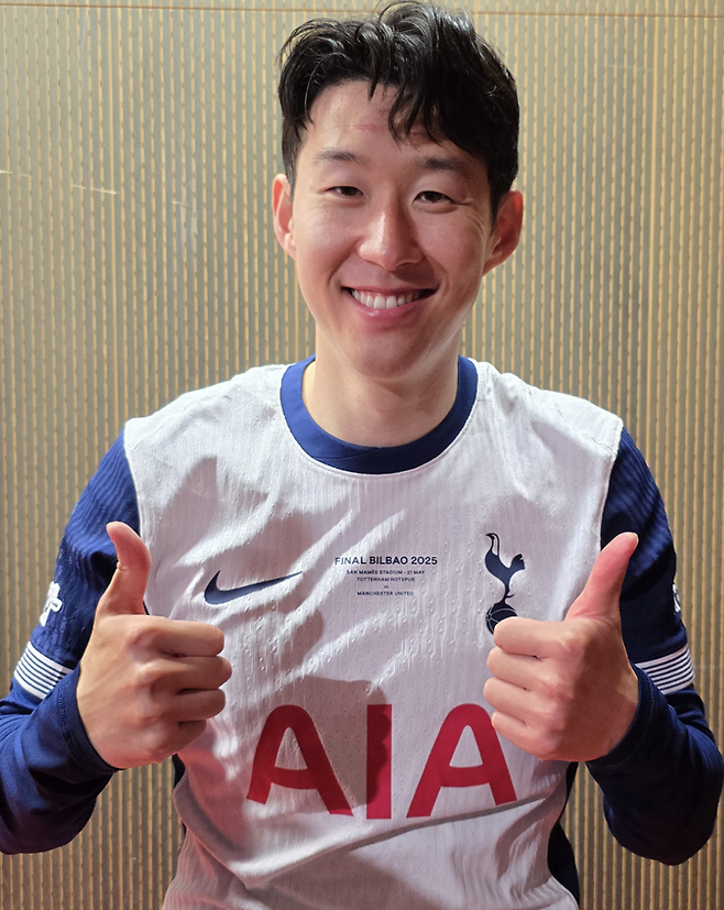 [오피셜] 충격! 손흥민 없다…“토트넘, 2025-26시즌 홈 유니폼 메인 모델 제외” 사우디 이적 연봉 567억 메가톤급 제안 급부상 → 진짜 현실될까