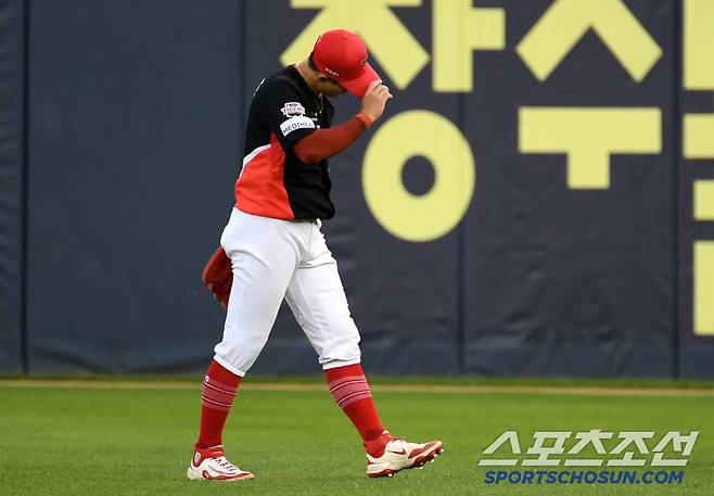 뜬공 놓쳐 2군행 → 복귀해서 또 놓쳤다.. KIA 예비 FA 최원준, 아찔한 실수 왜 이러나