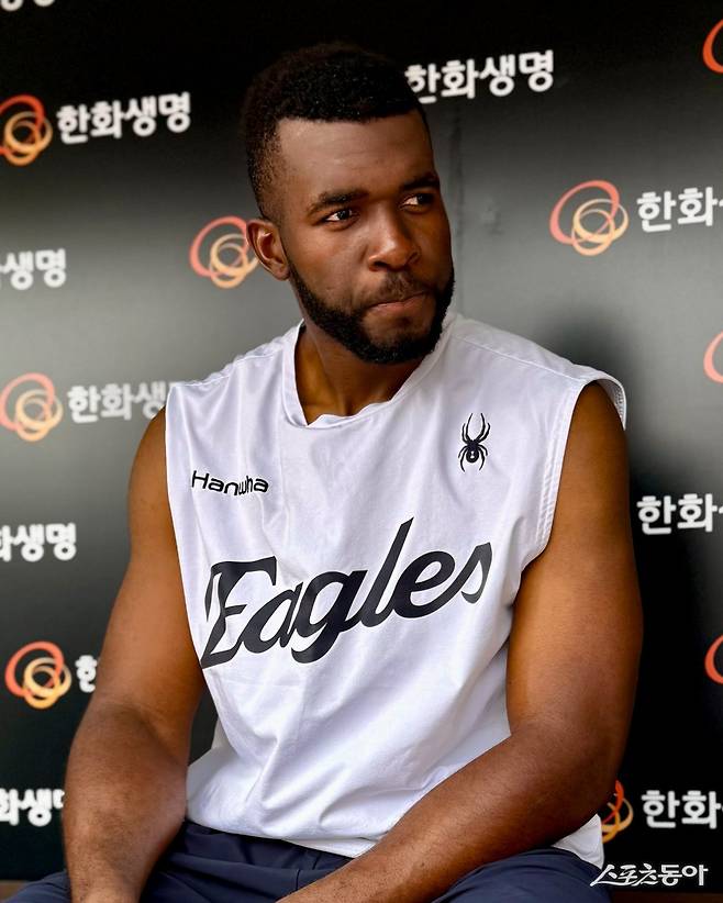 심판과 하이파이브한 한화 플로리얼 “동료인 줄 알았다. 좋은 사이로 지낼래요”