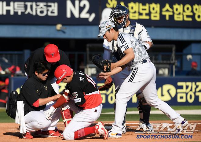 '팔꿈치 강타한 151km 강속구' 미안한 마음에 홈까지 달려온 곽빈...최원준이 괜찮다 해도 연신 고개 숙였다[잠실 현장]