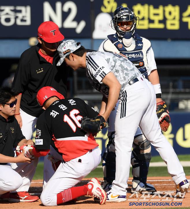'팔꿈치 강타한 151km 강속구' 미안한 마음에 홈까지 달려온 곽빈...최원준이 괜찮다 해도 연신 고개 숙였다[잠실 현장]