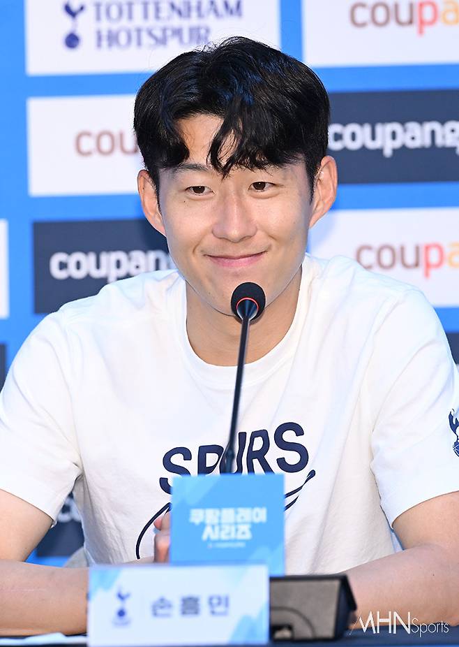 '캡틴' 손흥민, 새 시즌 토트넘 유니폼 입고 등장...'사우디 이적설' 종결?