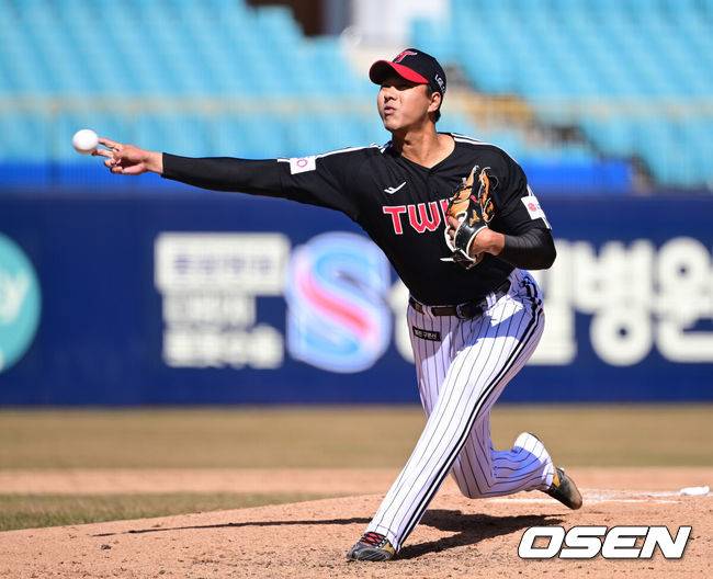 “왔다 갔다 하면 소용없다” 염경엽 감독, 157km 사이드암 1군 복귀 서두르지 않는 이유