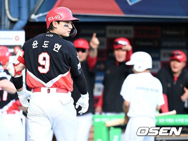 눈앞에서 배트 도둑맞고 당황한 윤도현 모습에 호랑이 코치진 ‘웃참실패’ [이대선의 모멘트]