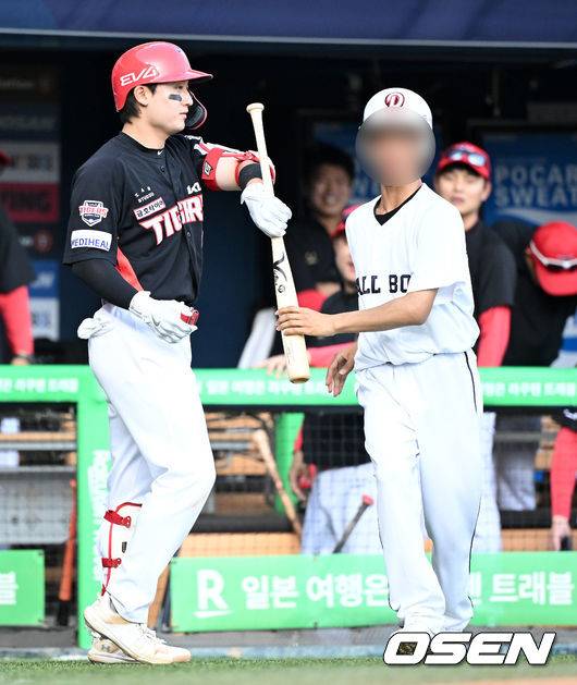 눈앞에서 배트 도둑맞고 당황한 윤도현 모습에 호랑이 코치진 ‘웃참실패’ [이대선의 모멘트]