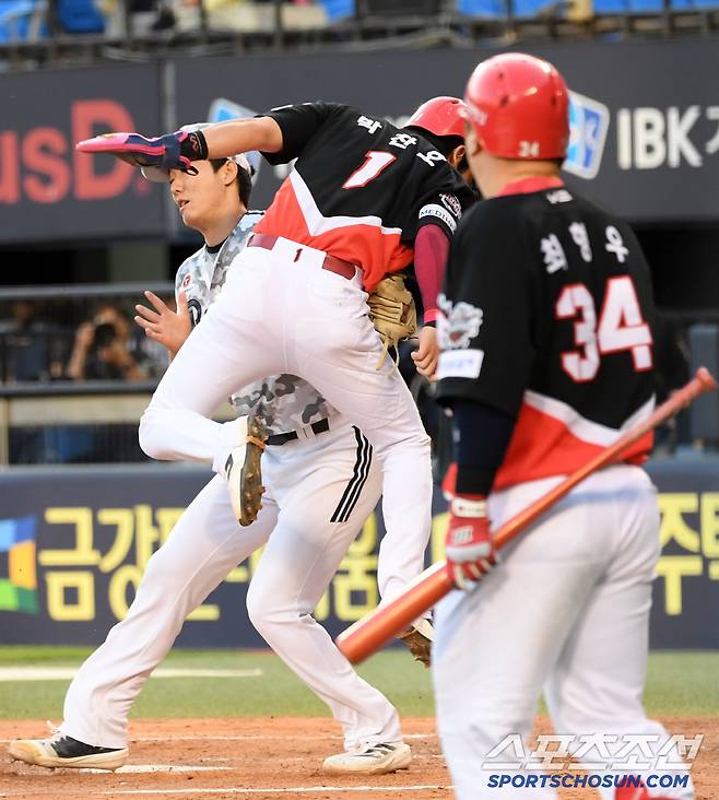 '김호령과 박찬호는 왜 홈으로 뛰었을까' 연이어 홈에서 죽자, 굳어버린 이범호 감독과 4번 타자 최형우[잠실 현장]