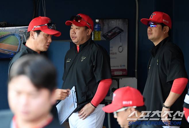 '김호령과 박찬호는 왜 홈으로 뛰었을까' 연이어 홈에서 죽자, 굳어버린 이범호 감독과 4번 타자 최형우[잠실 현장]