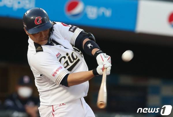 '퓨처스 폭격기' 한동희, 원소속팀 롯데 상대로 '7타수 5안타' 쾅! 타격 '5개 부문' 압도적 선두 질주