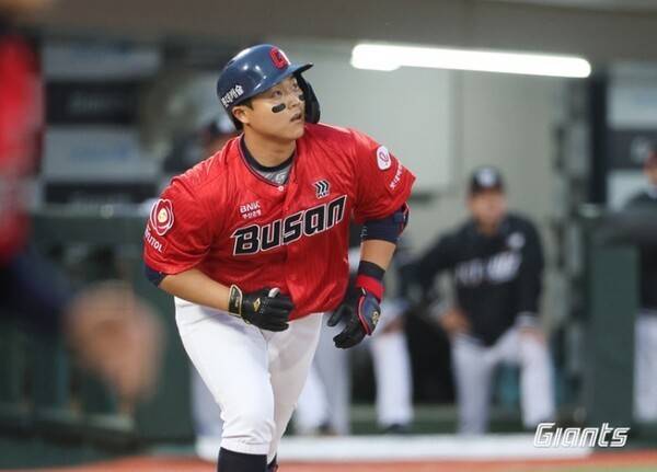 '퓨처스 폭격기' 한동희, 원소속팀 롯데 상대로 '7타수 5안타' 쾅! 타격 '5개 부문' 압도적 선두 질주