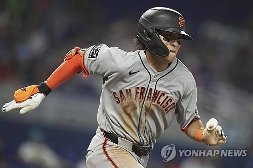 이정후, 행운의 2루타 2방-호수비-결승타 맹활약… SF는 6-5 역전승