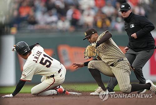 이정후, 행운의 2루타 2방-호수비-결승타 맹활약… SF는 6-5 역전승