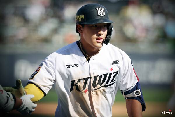 'KT 헤라클래스' 안현민, '괴물' 류현진 상대로도 빛났다…선제 솔로포 작렬