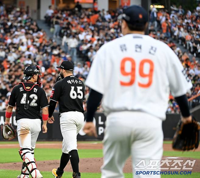 '1선발인데' 이런 외국인 왜 풀었지…20억 에이스 부진한데, 이리도 고마울 수가