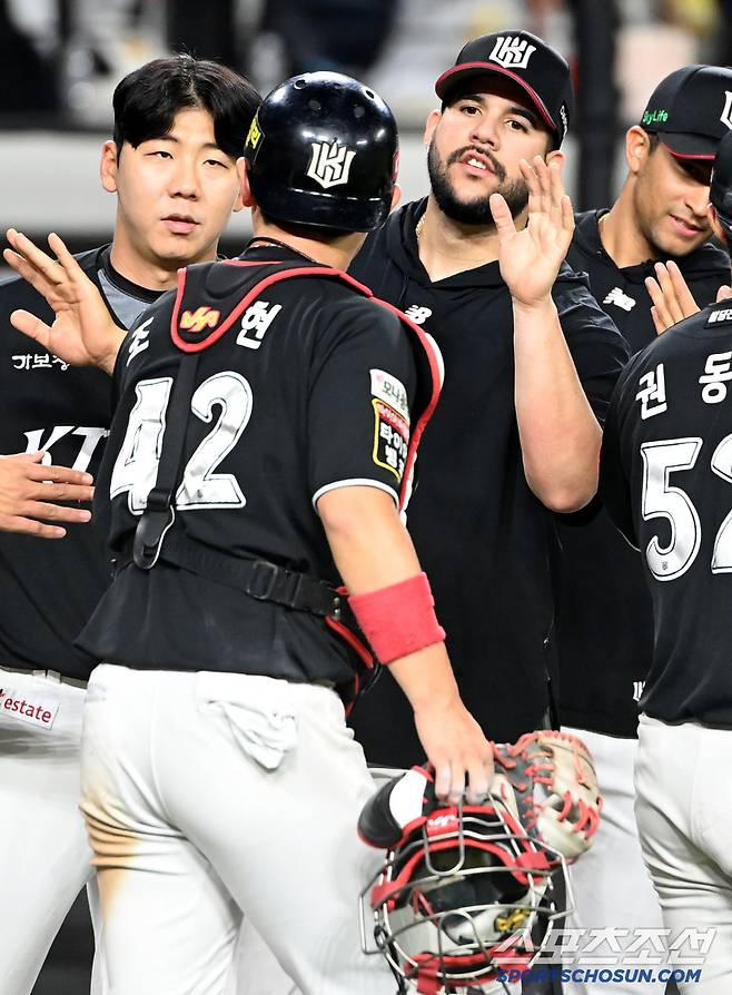'1선발인데' 이런 외국인 왜 풀었지…20억 에이스 부진한데, 이리도 고마울 수가