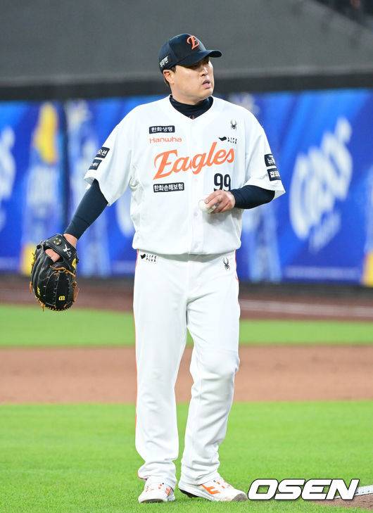 '덕아웃에 손짓' 갑자기 강판된 류현진, 100구 안 넘기고 '칼관리' 했는데…38세 나이는 못 속이나