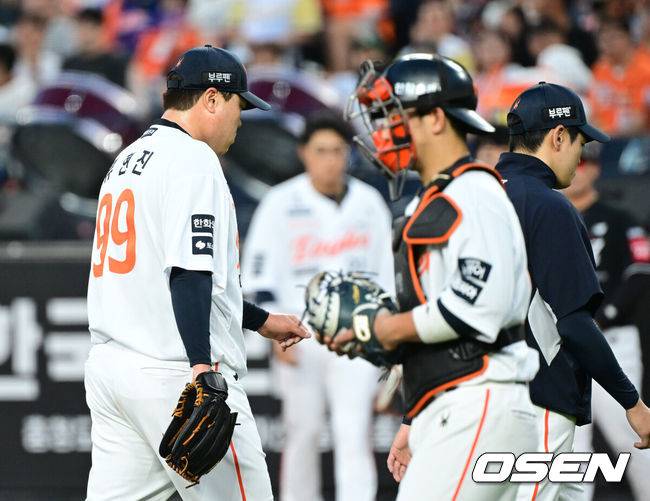 '덕아웃에 손짓' 갑자기 강판된 류현진, 100구 안 넘기고 '칼관리' 했는데…38세 나이는 못 속이나
