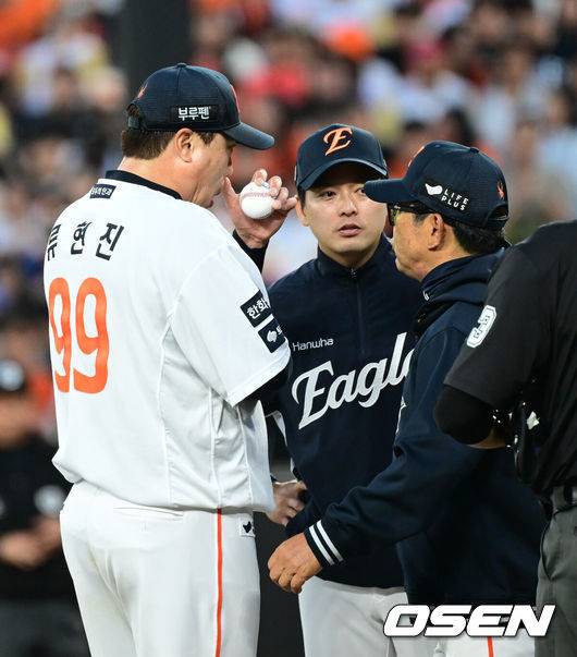 '덕아웃에 손짓' 갑자기 강판된 류현진, 100구 안 넘기고 '칼관리' 했는데…38세 나이는 못 속이나