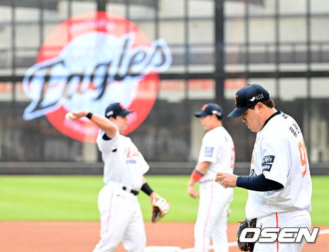 '덕아웃에 손짓' 갑자기 강판된 류현진, 100구 안 넘기고 '칼관리' 했는데…38세 나이는 못 속이나