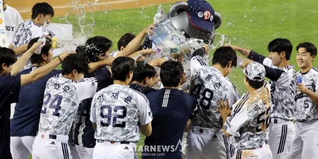 두산 팬도 관계자도 눈물 왈칵, 전율의 '6회 전원 집합'→조성환 감독대행이 바로 꺼낸 '한마디'