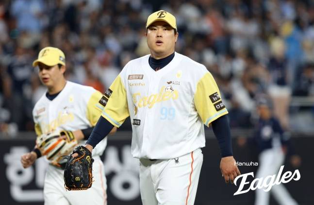 류현진 자진 강판에 '모두가 철렁', 한화는 '왜' 리그 ERA 1위 선발진 갖고도 38세 노장 '부상 가능성'에 노심초사하나