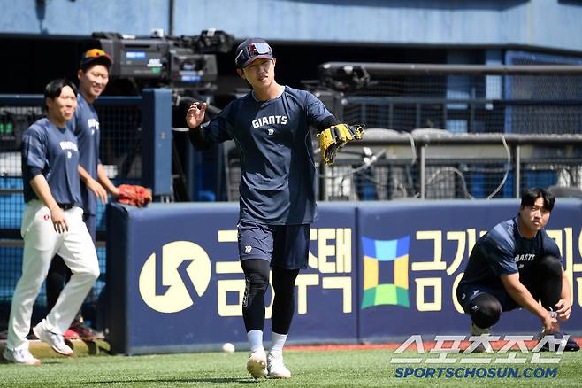 '이게 무슨 운명의 장난' 전날 끝내기 안타 두산 김민석 따라한 롯데 전민재, 잠실구장에서 뜨거운 포옹