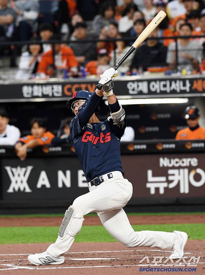 '이게 무슨 운명의 장난' 전날 끝내기 안타 두산 김민석 따라한 롯데 전민재, 잠실구장에서 뜨거운 포옹