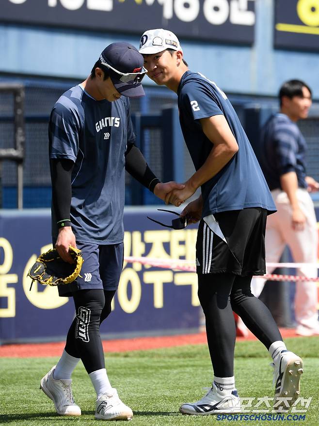 '이게 무슨 운명의 장난' 전날 끝내기 안타 두산 김민석 따라한 롯데 전민재, 잠실구장에서 뜨거운 포옹
