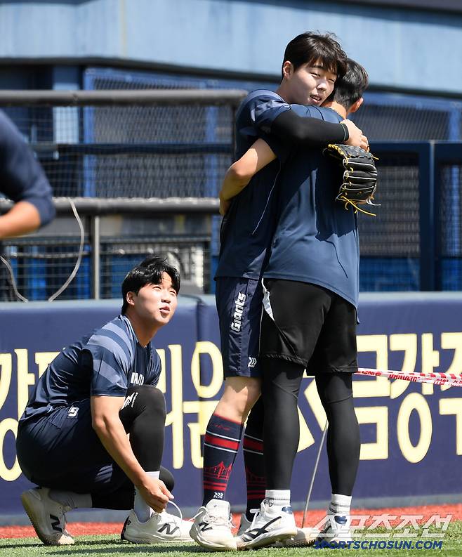 '이게 무슨 운명의 장난' 전날 끝내기 안타 두산 김민석 따라한 롯데 전민재, 잠실구장에서 뜨거운 포옹