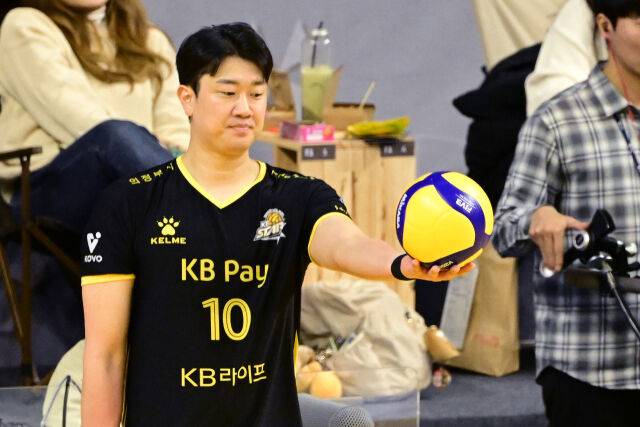 韓 남자배구 날벼락! FA 대박 이적생 소속팀 조기 복귀, 황택의 어깨→나경복 손목 부상…41세 브라질 감독