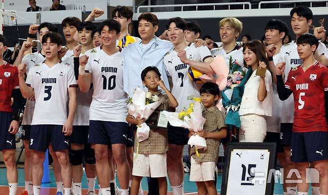'목발 짚고 등장' 문성민의 마지막 인사