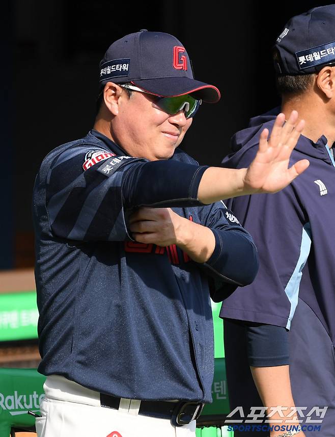'포수 유강남 향해 불만 표출' 1회부터 박차고 일어난 김태형 감독...얼마나 답답했으면