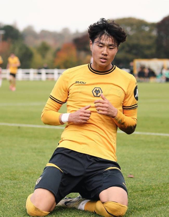 [오피셜] 황희찬 남기고 지민규에 1군 계약 제안...울버햄튼 2025-26시즌 잔류 명단 공개