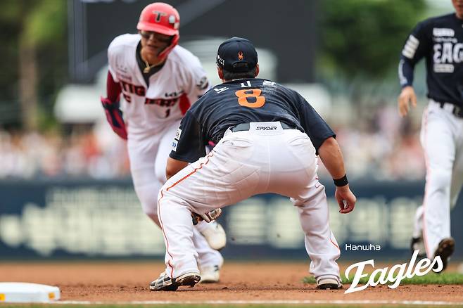 한화 1위 보인다! 연장 승부 끝 웃었다!...채은성 호수비+이진영 결승타 앞세워 KIA 3-2 제압 [광주:스코어]