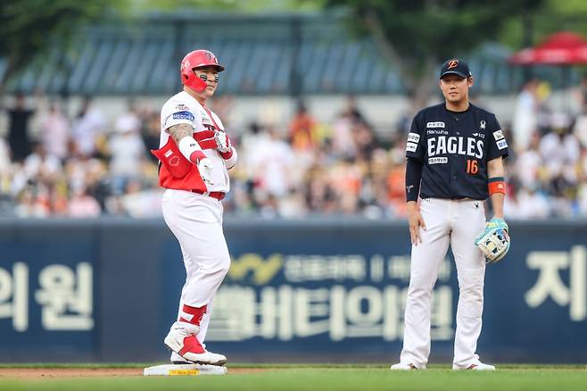 한화 1위 보인다! 연장 승부 끝 웃었다!...채은성 호수비+이진영 결승타 앞세워 KIA 3-2 제압 [광주:스코어]