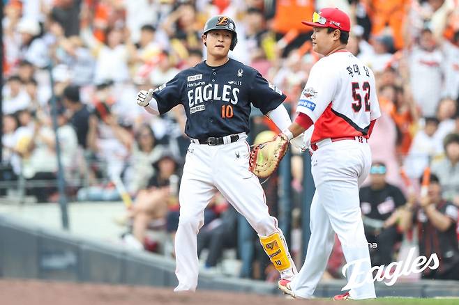 한화 1위 보인다! 연장 승부 끝 웃었다!...채은성 호수비+이진영 결승타 앞세워 KIA 3-2 제압 [광주:스코어]