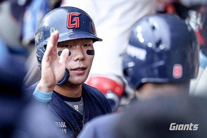 롯데에 무명탈출 신데렐라 떴다…연봉 4600만원의 기적, 주전 줄부상에도 버티는 이유