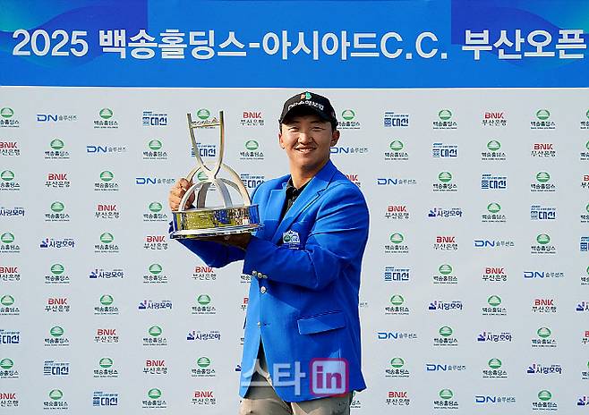 '딸 바보' 김홍택, 아내의 둘째 임신 소식에 우승트로피 번쩍..부산오픈서 통산 3승