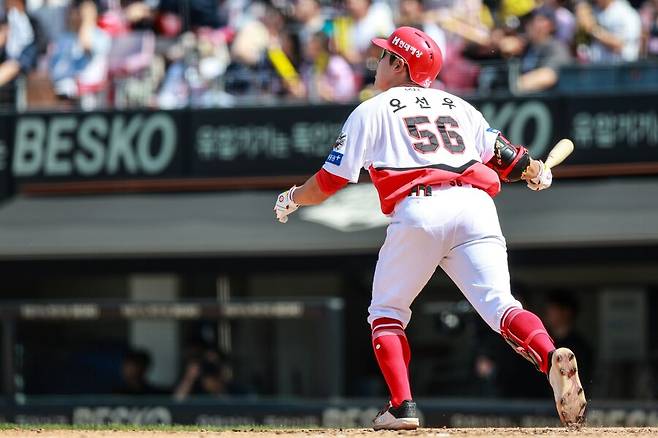 최고 투수 폰세 154㎞ 강속구를 176㎞ 총알 홈런으로… 오선우 총알 투런포, 타격 재능 진짜다