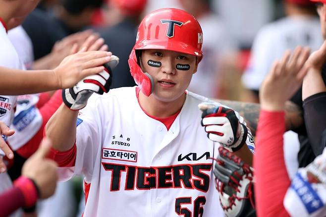 최고 투수 폰세 154㎞ 강속구를 176㎞ 총알 홈런으로… 오선우 총알 투런포, 타격 재능 진짜다