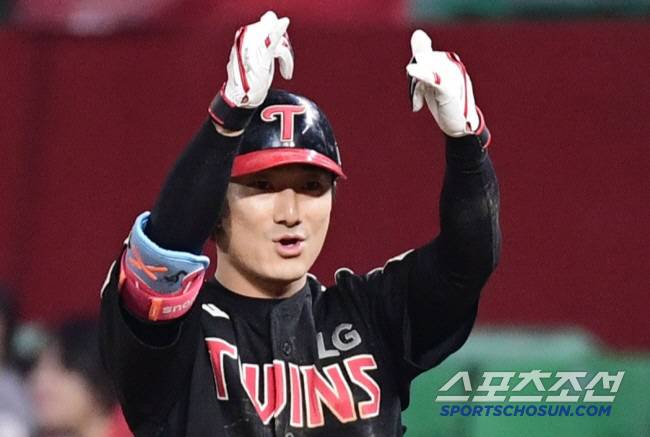 '찾았다 톱타자.' 출루왕 이후 첫 3안타 톱타자 탄생... 3안타 3득점 신민재의 긍정마인드