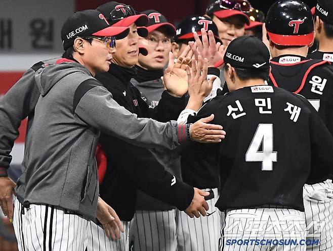 '찾았다 톱타자.' 출루왕 이후 첫 3안타 톱타자 탄생... 3안타 3득점 신민재의 긍정마인드