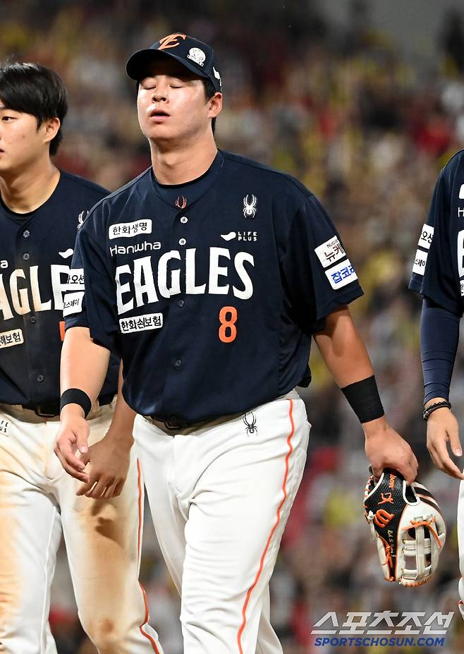 경기 끝낸 악송구에 망연자실, 공 던진 손 바라보며 허탈해한 노시환[광주 현장]