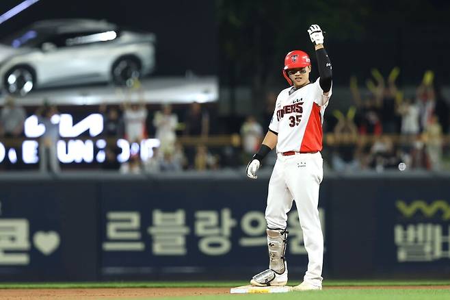 수비 실수 자책했던 김석환, 열심히 하다 아찔 부상… 다행히 하늘이 도왔다, 기회는 살아있다